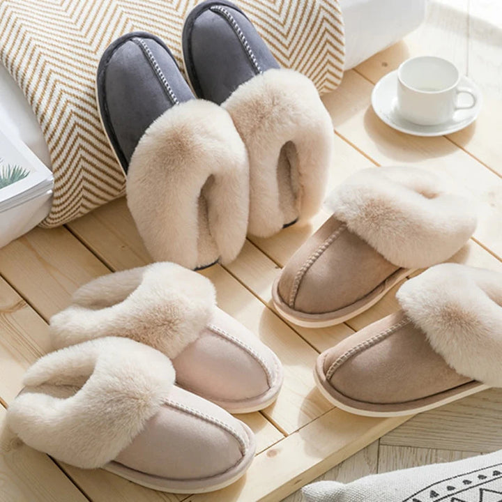 Damenpantoffeln aus Plüsch, beige und grau, mit Memory Foam, ultraweich und komfortabel.
