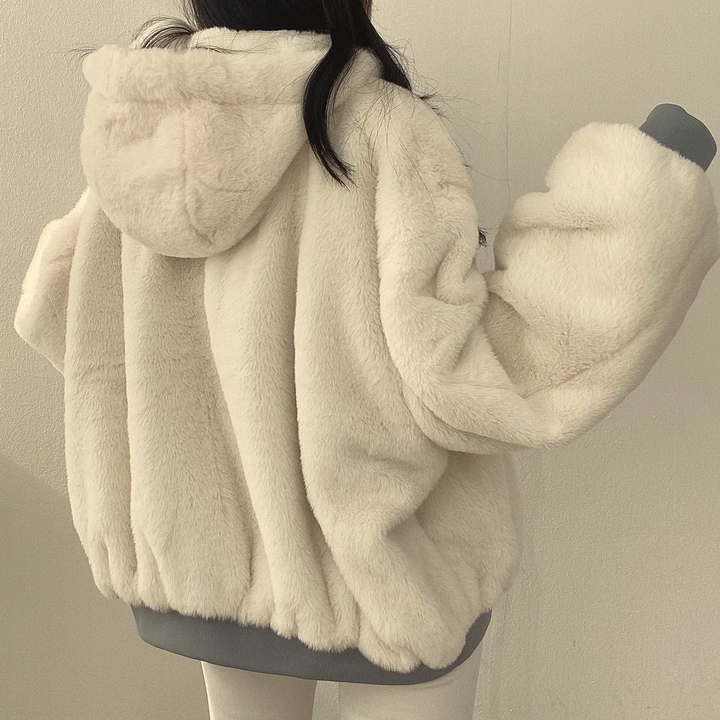 Damen Kunstpelzjacke, beige, mit Kapuze, Wintermode, warm, elegant, lässig, modisch.