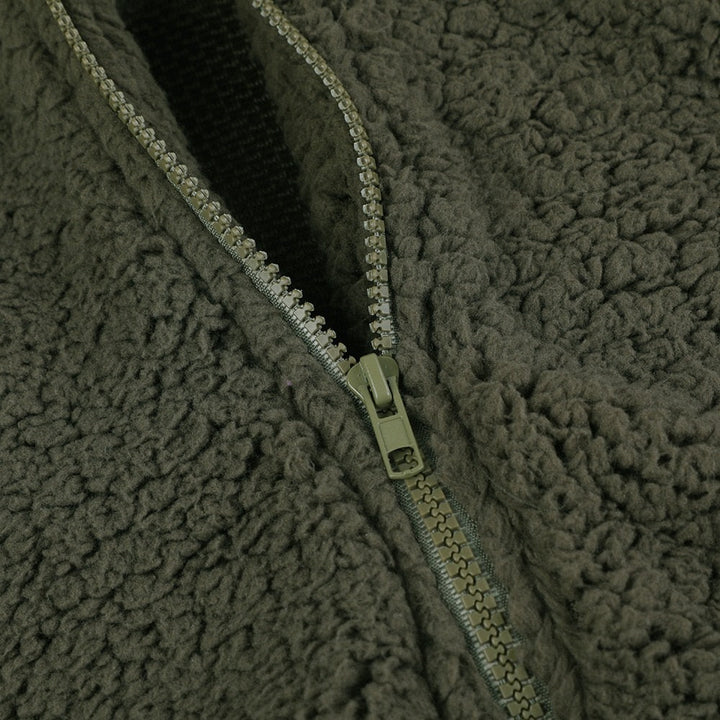 Grüner Fleece-Pullover mit Reißverschluss, weiches Material, warm, modisch, Outdoor-Bekleidung.