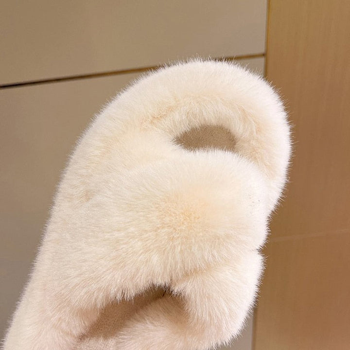 Beige flauschige Hausschuhe aus Kunstfell, gemütlich, rutschfest, ideal für den Innenbereich.