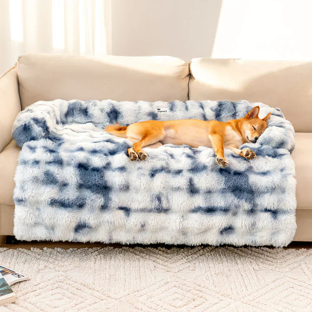 Flauschiges Hundebett Sofaüberwurf, blau-weiß, beruhigend, für Haustiere, auf beigem Sofa.