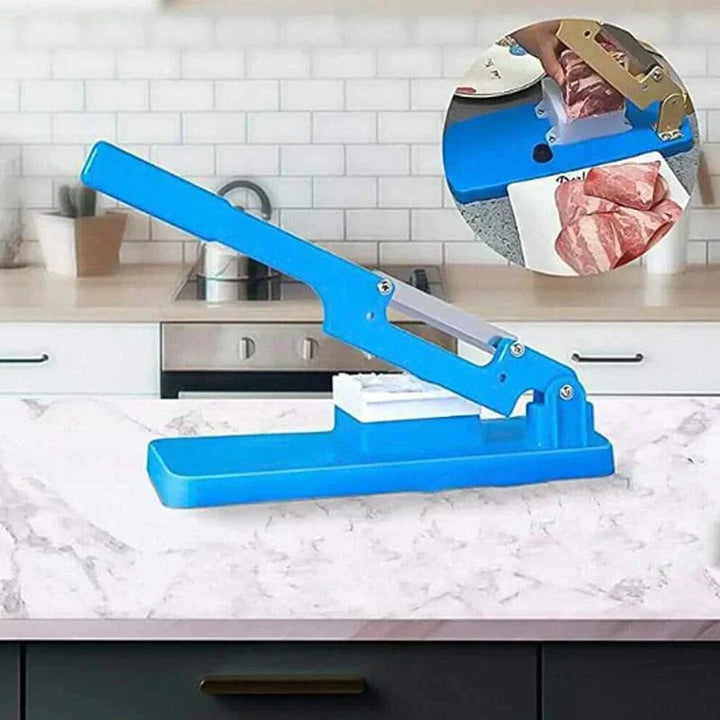 Blauer Fleischschneider aus Kunststoff auf Küchenarbeitsplatte, ideal für präzises Schneiden.