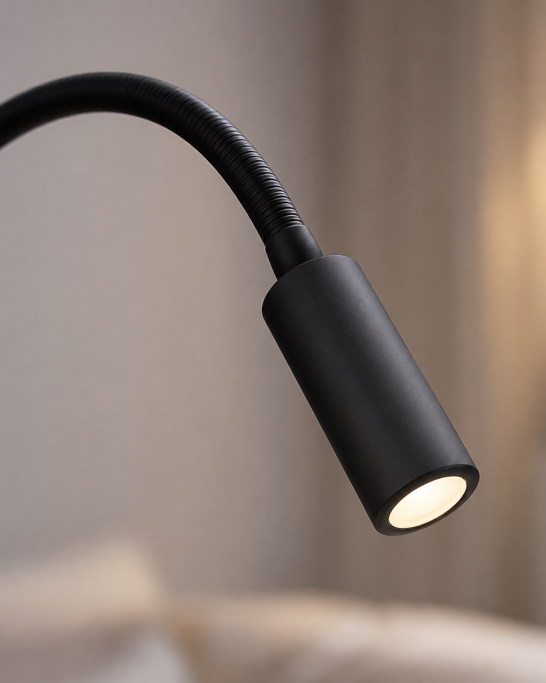 Detailní záběr na válcovou černou hlavu lampy s ohebným krkem a rozsvíceným světelným zdrojem. 4