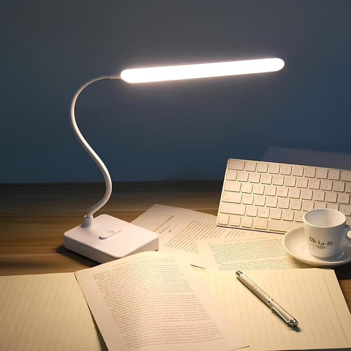 Weiße LED-Schreibtischlampe, flexibel, modern, energiesparend, ideal für Büro oder Studium.