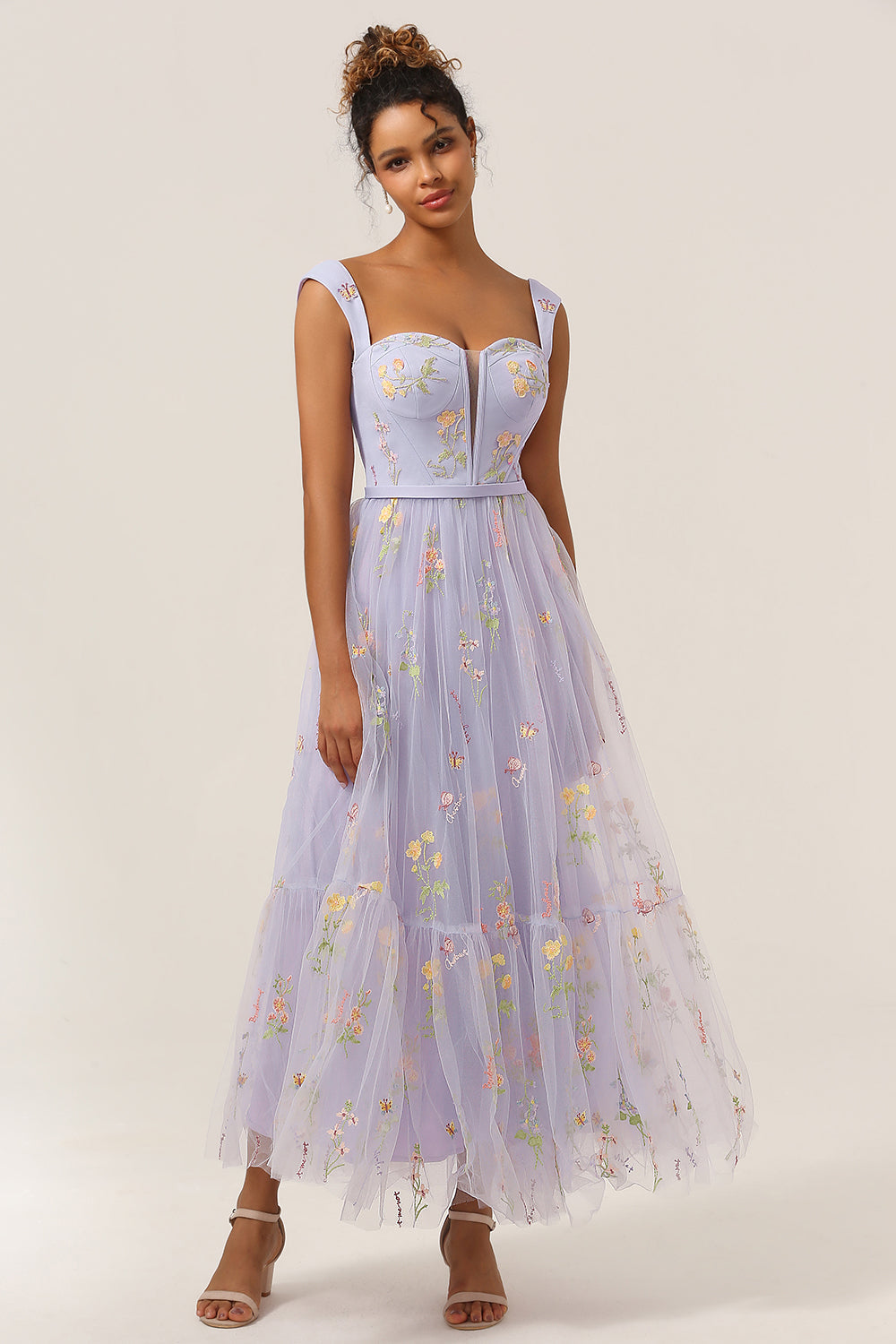 Lila Abendkleid mit Blumenstickerei, ärmellos, bodenlang, elegantes Design, Damenmode.