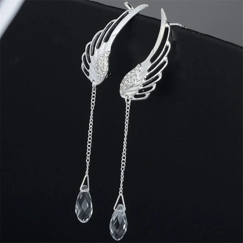 Silberne Engelsflügel-Ohrringe mit Kristallanhängern, eleganter Schmuck für Damen.