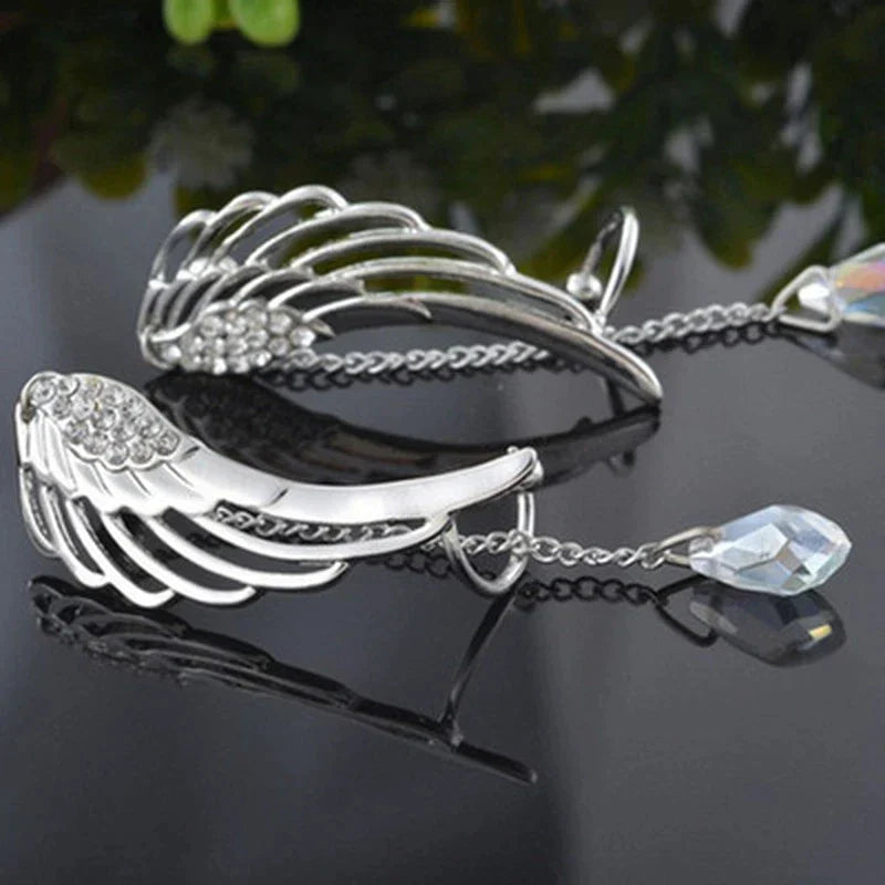 Silberne Engelsflügel-Ohrringe mit Kristallanhänger, modisches Schmuckdesign, elegant.