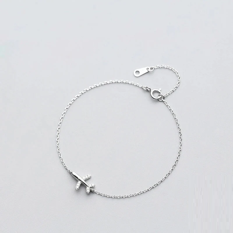 Silbernes Armband mit Flugzeuganhänger, minimalistisches Design, Damen Schmuckaccessoire.