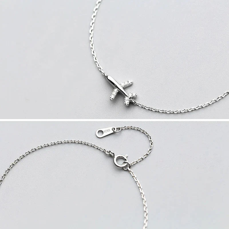 Silbernes Armband mit Flugzeuganhänger, zierliche Damenkette, Schmuck, Geschenkidee.