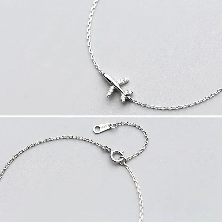 Silbernes Armband mit Flugzeuganhänger, zierliche Damenkette, Schmuck, Geschenkidee.