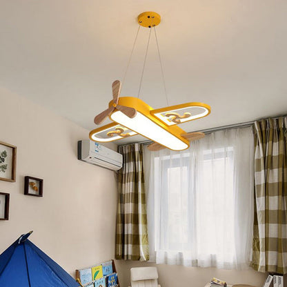 Gelbe Flugzeug-Deckenleuchte im Kinderzimmer, modernes Design, Holzflügel, LED-Beleuchtung.
