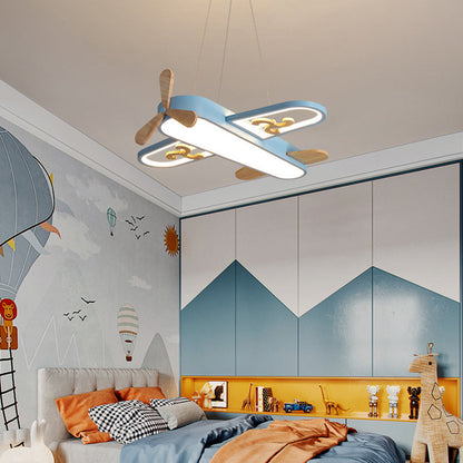 Blaue Flugzeug-Deckenleuchte im Kinderzimmer, modernes Design, Holz- und Metallmaterial.