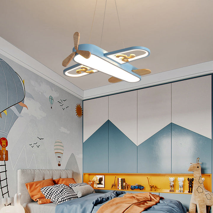 Blaue Flugzeug-Deckenleuchte im Kinderzimmer, modernes Design, Holz- und Metallmaterial.