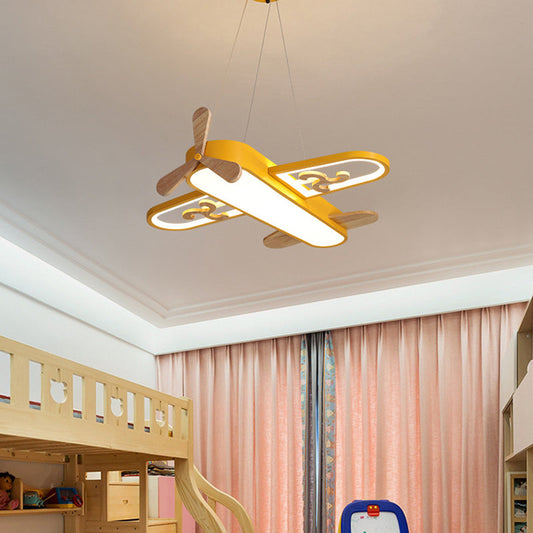 Gelbe Flugzeug-Deckenleuchte aus Holz im Kinderzimmer, modernes Design, hängend.