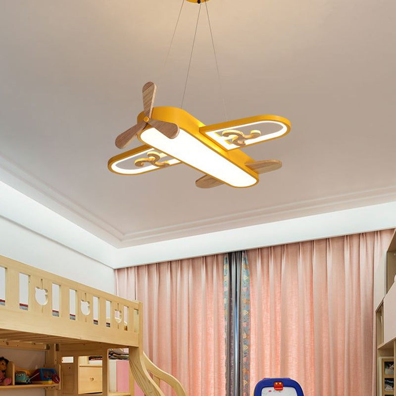 Gelbe Flugzeug-Deckenleuchte im Kinderzimmer, Holzflügel, modernes Design, LED-Beleuchtung.