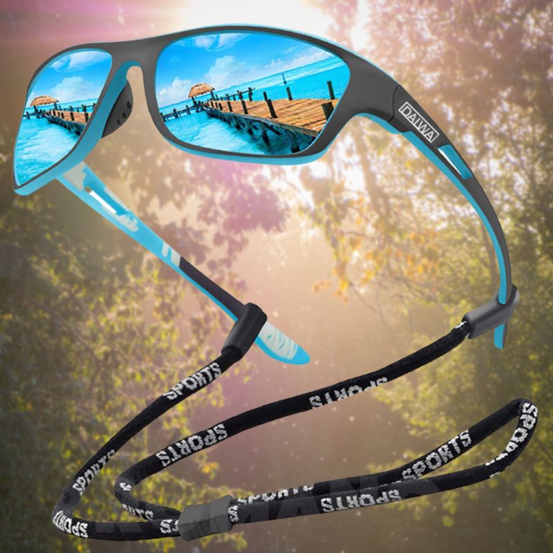 Daiwa Sonnenbrille mit blauem Spiegelglas, schwarzem Rahmen und Sportband im Freien.