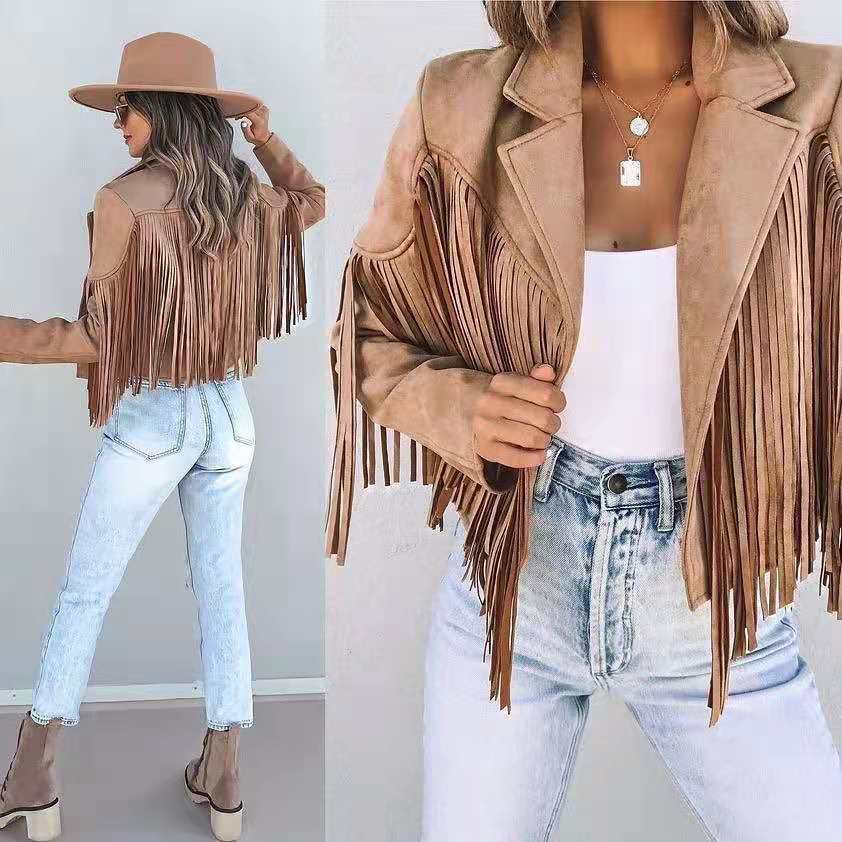 Frau in brauner Fransenjacke, blauer Jeans und Hut, modisches Outfit, Rückansicht.