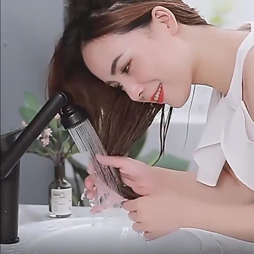 Frau wäscht Haare am Waschbecken mit schwarzem Wasserhahn, Badezimmer, Haarpflege, modern.