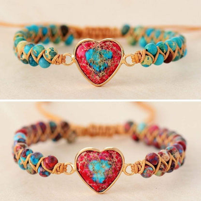 Handgemachtes Boho-Freundschaftsarmband mit rotem Herzanhänger und blauen Perlen.