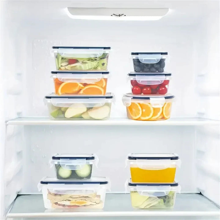 Frischhaltedosen im Kühlschrank, gefüllt mit Obst und Gemüse, stapelbar, transparent, BPA-frei.