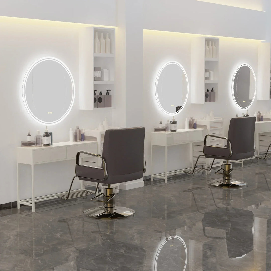 Friseursalon mit modernen Spiegeln, grauen Stühlen, Marmorboden, stilvolle Einrichtung.