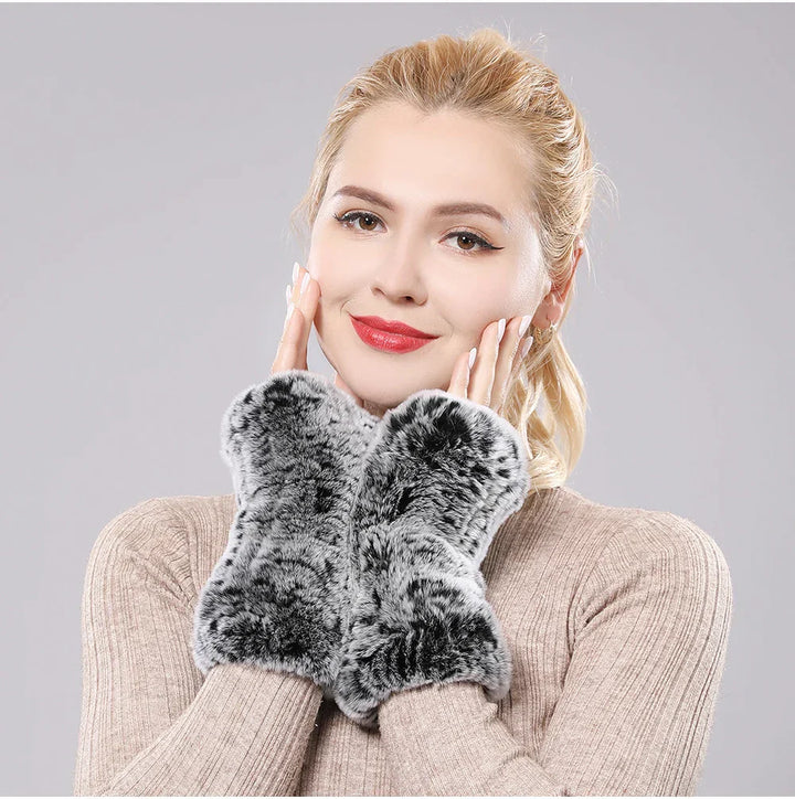 Frau mit grauen Kunstpelz-Handschuhen, warm, stilvoll, Wintermode, Accessoire.