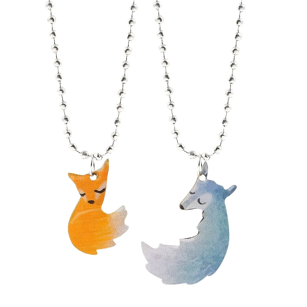 Zwei Halsketten mit Fuchs-Anhängern, orange und blau, auf silberner Kugelkette.