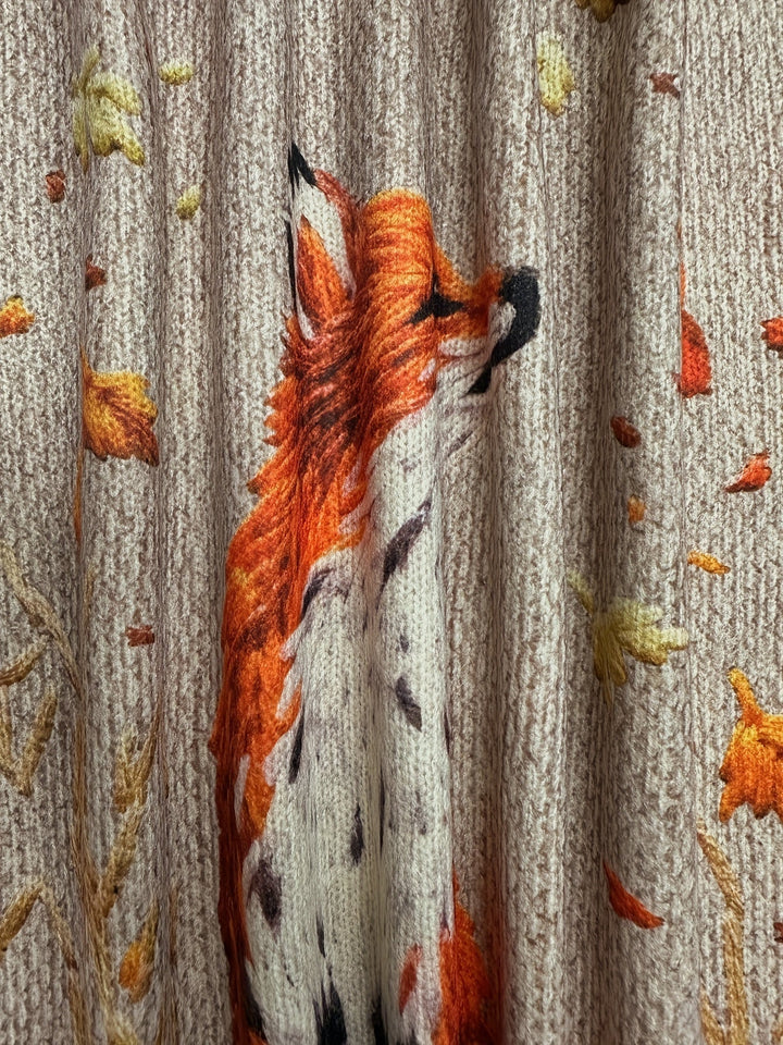 Strickstoff mit Fuchs-Motiv, herbstliche Farben, weiche Textur, ideal für Kleidung und Dekoration.