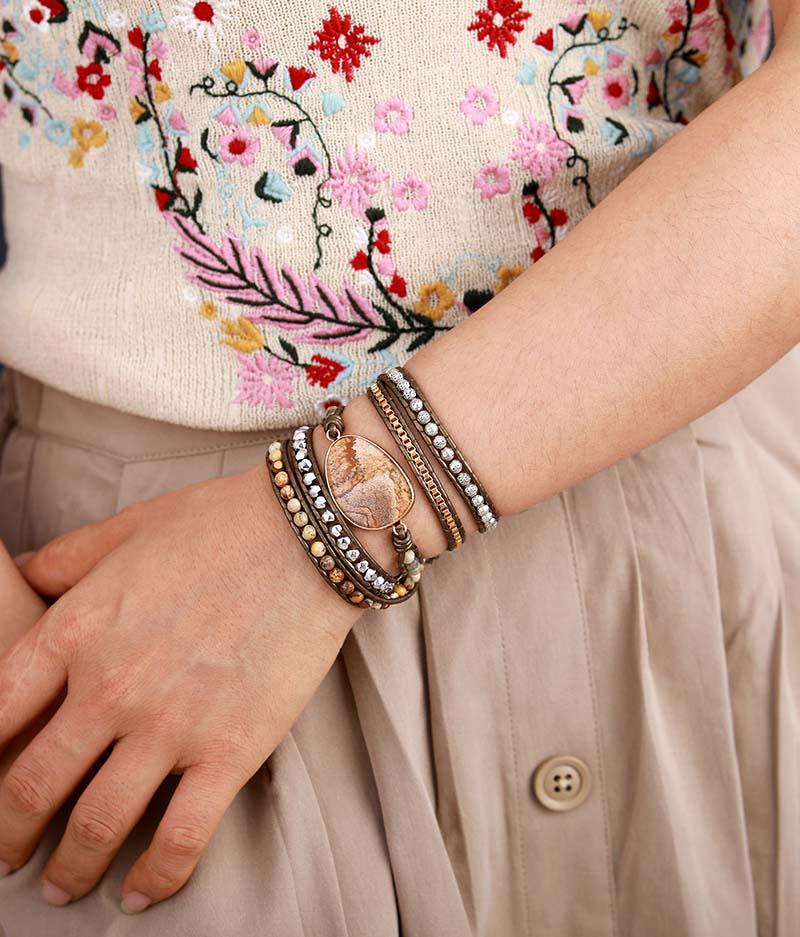 5-Strang Lederarmband mit Halbedelstein, Boho-Stil, Damen-Schmuck, beige und braun.