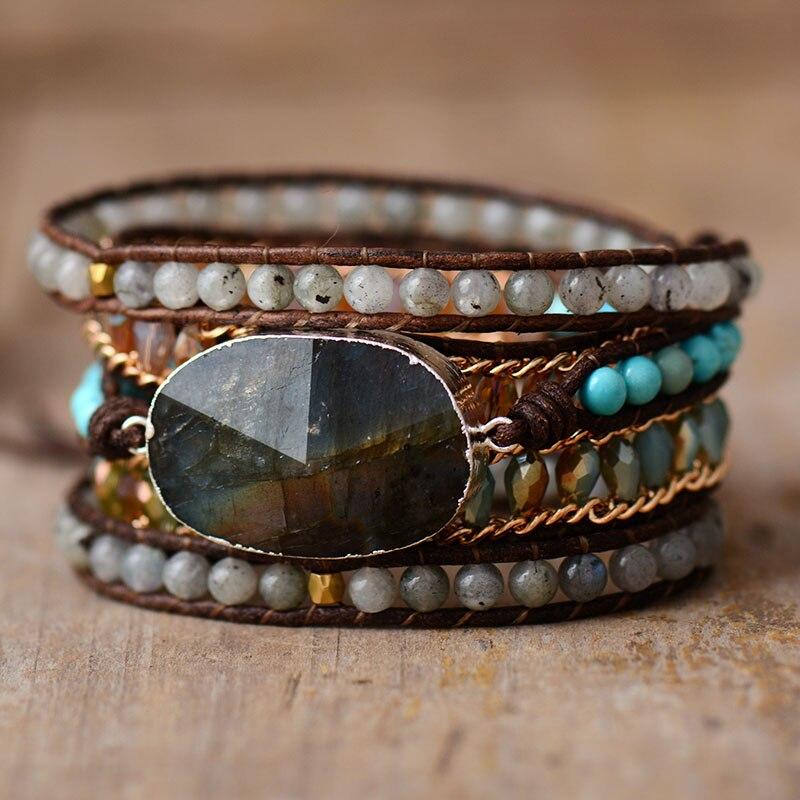 Boho Lederarmband mit Labradorit, Strasssteinen und Türkis, handgefertigt, mehrreihig.