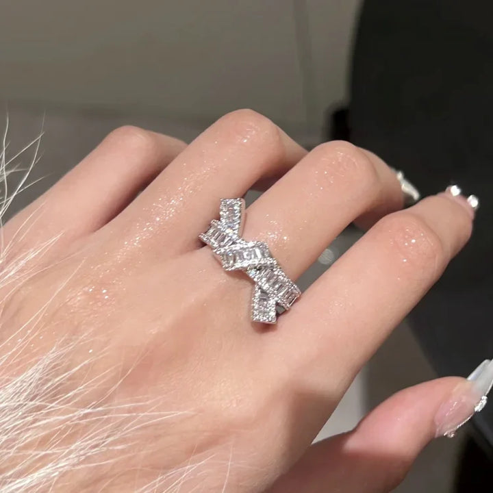 Silberner Diamantring auf Hand, funkelnd, luxuriöses Schmuckdesign, Nahaufnahme.