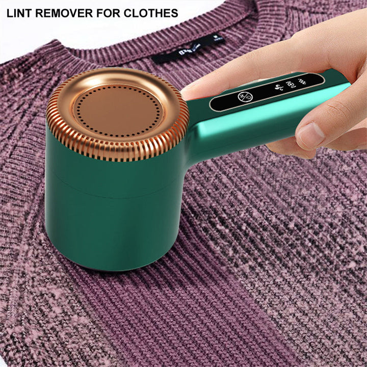 Grüner elektrischer Fusselentferner für Kleidung auf lila Pullover, tragbar, effizient.