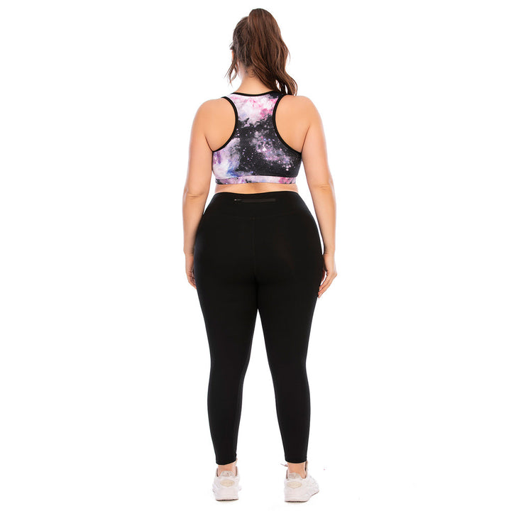 Frau in schwarzer Leggings und lila Sport-BH, Rückansicht, Fitnessmode, Plus-Size, Sportbekleidung.