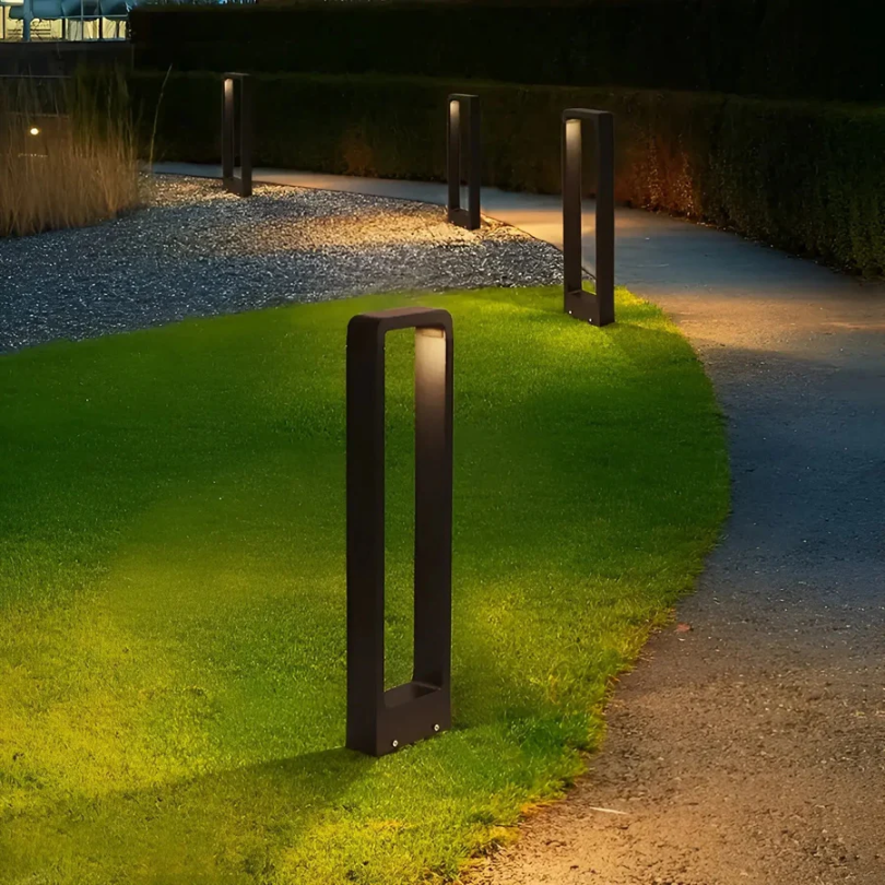 Moderne schwarze LED-Wegeleuchten im Garten, energiesparend, stilvolle Außenbeleuchtung.
