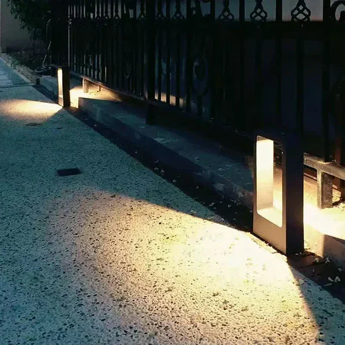 Moderne LED-Wegeleuchte, schwarz, rechteckig, Außenbeleuchtung, energiesparend, stilvoll.