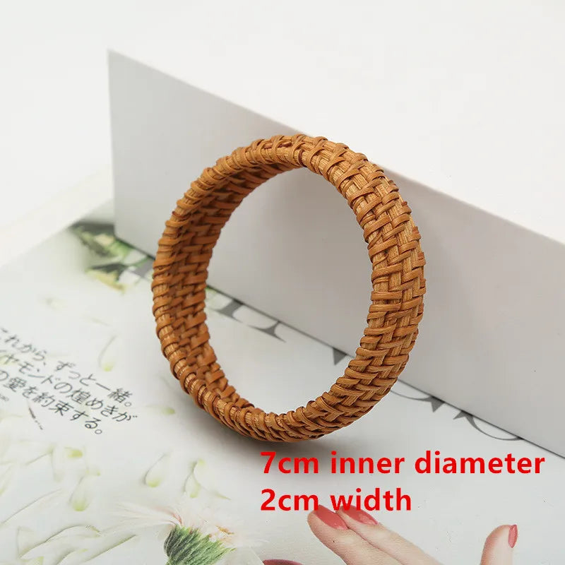 Geflochtener Rattanarmreif, 7 cm Innendurchmesser, 2 cm Breite, handgefertigter Schmuck.