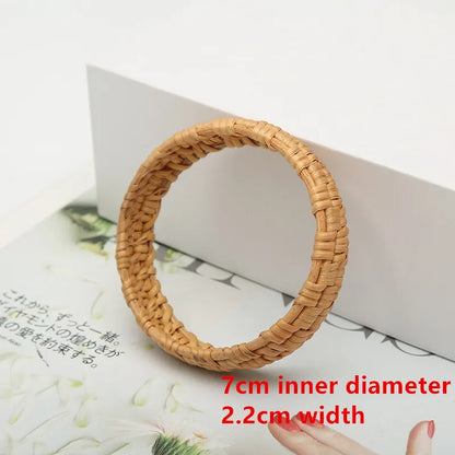 Geflochtenes Armband aus Rattan, 7 cm Innendurchmesser, 2,2 cm Breite, natürliches Design.