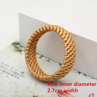 Geflochtenes Armband aus Rattan, 7 cm Innendurchmesser, 2,7 cm Breite, Naturmaterial.