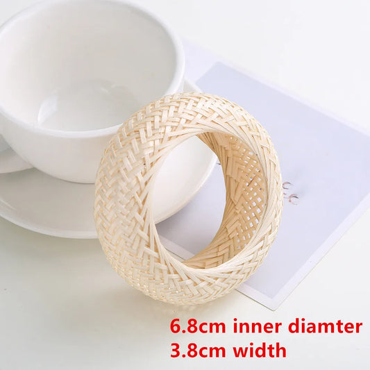 Geflochtener Bambus-Serviettenring, beige, 6,8 cm Innendurchmesser, 3,8 cm Breite.