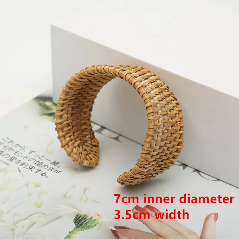 Geflochtener Rattan-Armreif, 7 cm Innendurchmesser, 3,5 cm Breite, Boho-Schmuck.