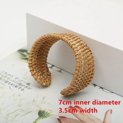 Geflochtener Rattan-Armreif, 7 cm Innendurchmesser, 3,5 cm Breite, Boho-Schmuck.