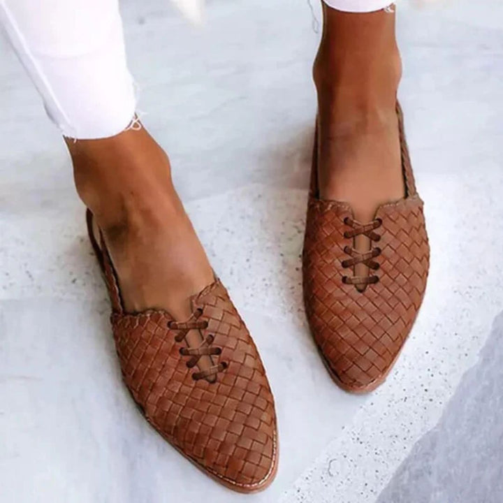 Braune geflochtene Lederslipper für Damen, lässig, bequem, modisch, ideal für den Sommer.