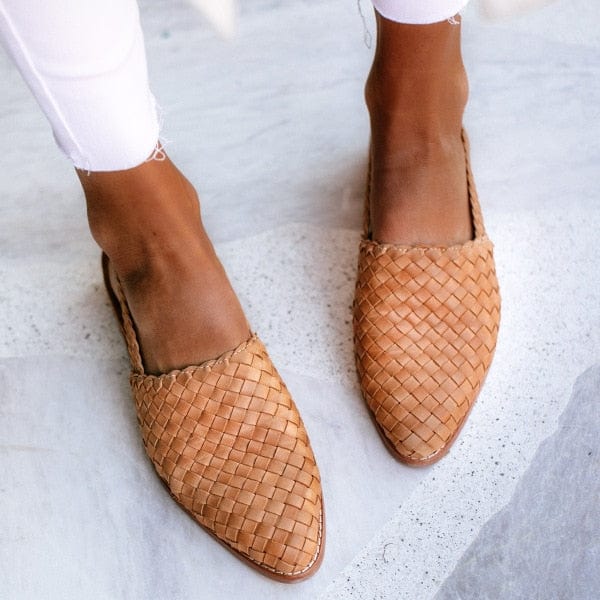 Geflochtene braune Lederslipper für Damen, handgefertigt, modisch, bequem.