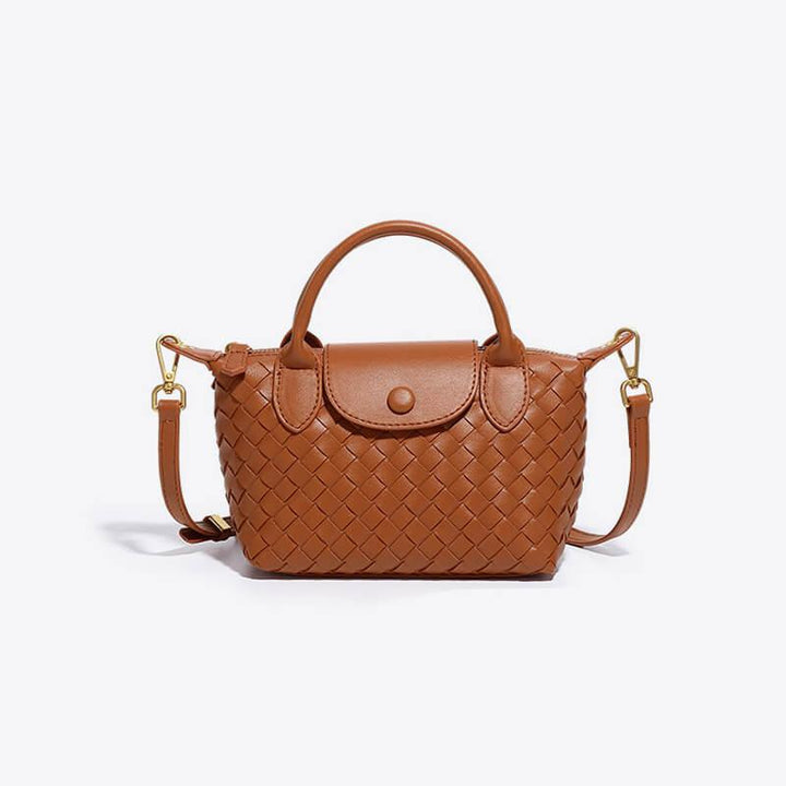 Braune geflochtene Handtasche aus Leder mit Schulterriemen und goldenen Beschlägen.