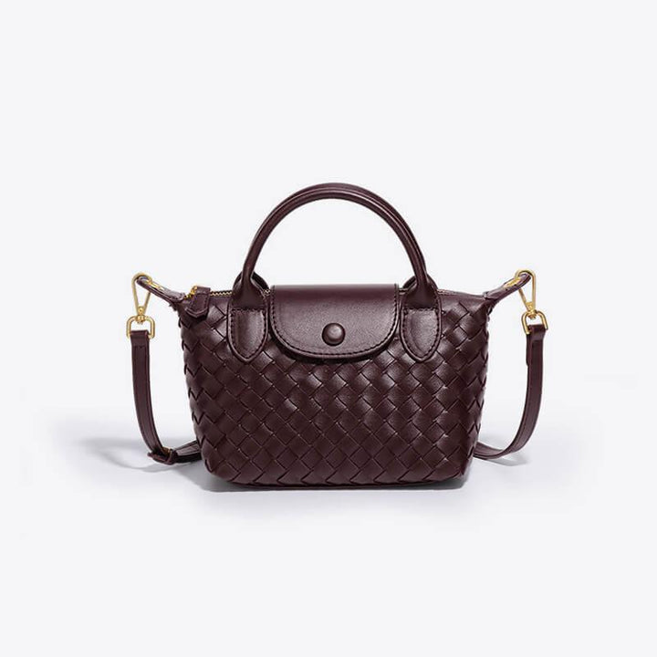 Braune geflochtene Handtasche aus Leder mit Schulterriemen und goldenen Details.
