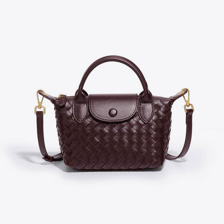 Braune geflochtene Handtasche aus Leder mit Schulterriemen und goldenen Details.