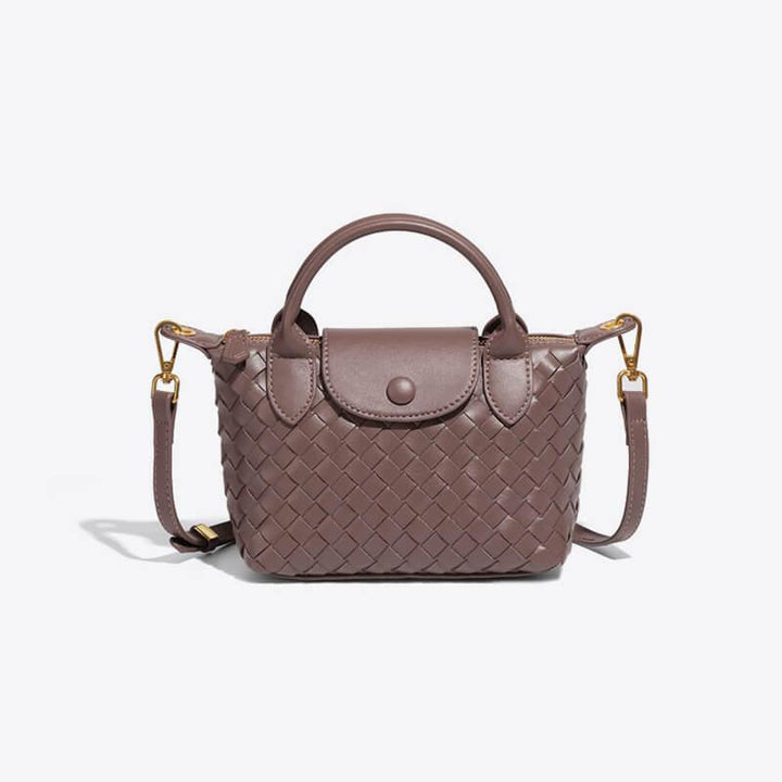 Braune geflochtene Handtasche aus Leder mit Schulterriemen, modisches Accessoire.