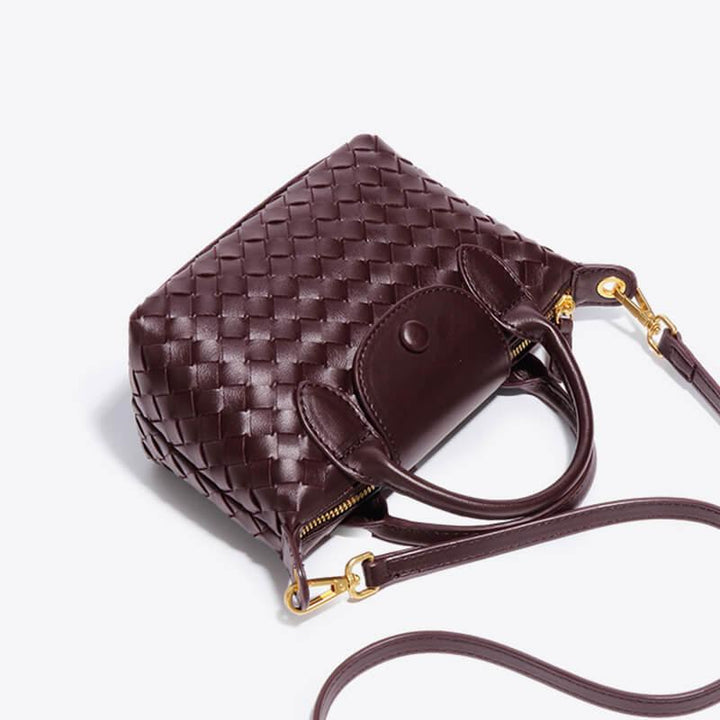 Braune geflochtene Lederhandtasche mit Schulterriemen, elegante Damenmode Accessoire.