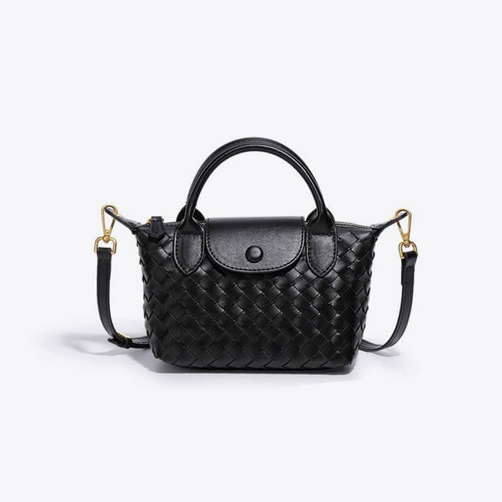 Schwarze geflochtene Handtasche aus Leder mit Schulterriemen und goldenen Details.