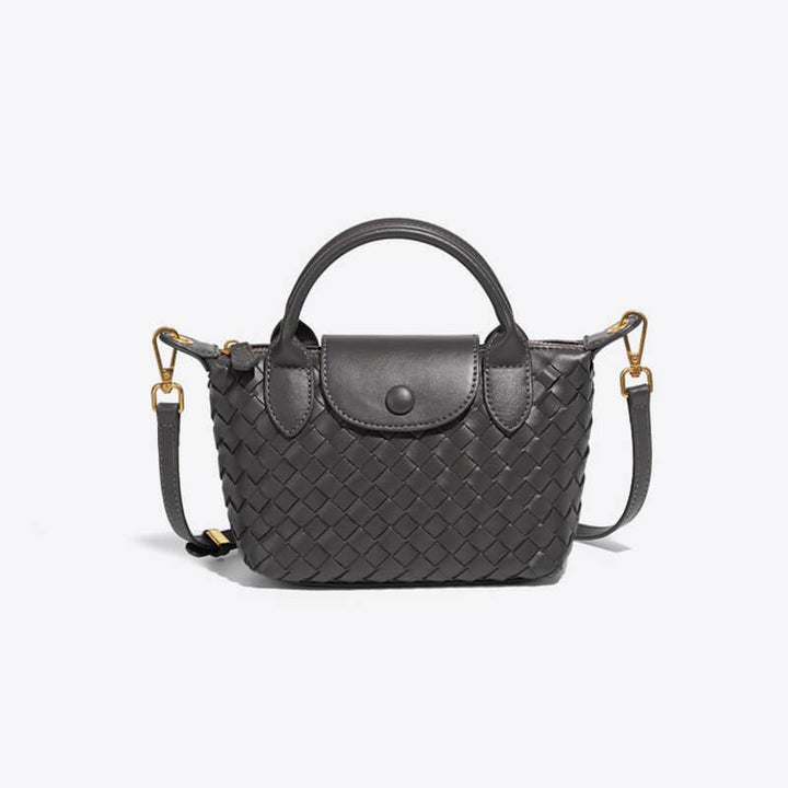 Geflochtene schwarze Handtasche aus Leder mit abnehmbarem Schulterriemen und Druckknopfverschluss.